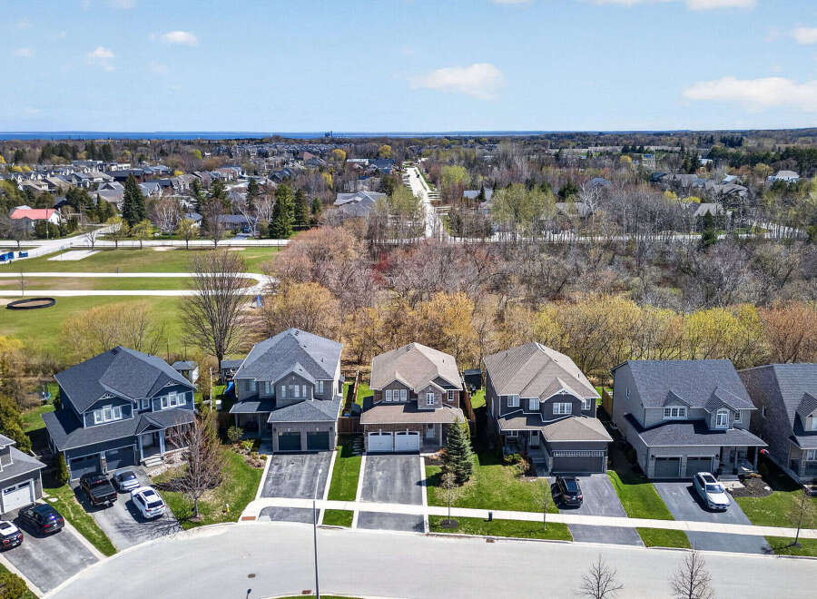 Discover your dream home in this stunning neighborhood! This property boasts a spacious layout, perfect for families.