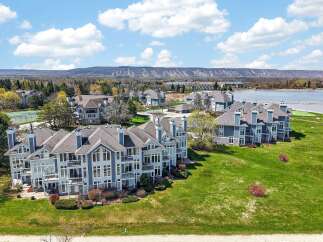 Discover luxury living in this stunning waterfront property.