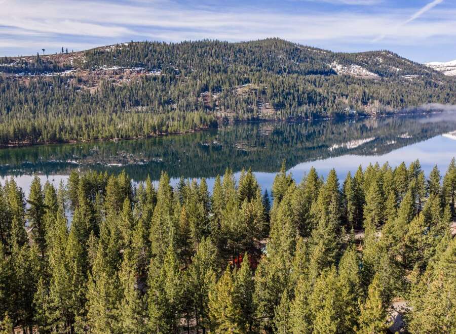 Discover the tranquility of lakeside living with this stunning property.