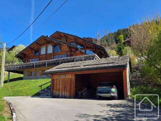 Discover a stunning chalet nestled in a picturesque mountain setting.