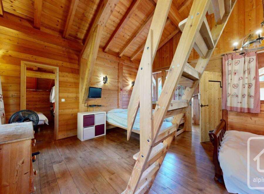 Discover the charm of this cozy wooden cabin, perfect for a mountain getaway.