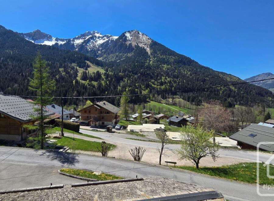 Discover your dream alpine retreat in this stunning property! This charming home boasts breathtaking mountain views and a serene setting.