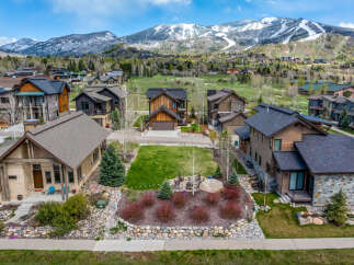 Discover luxury living in this stunning mountain home, boasting exquisite architecture and breathtaking views.