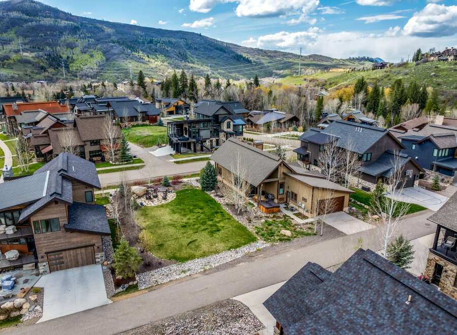 Discover luxury living in this stunning mountain retreat.