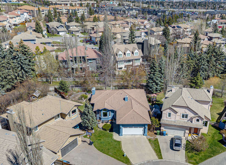 Discover the charm of this stunning property, boasting a beautifully designed exterior and a prime location.