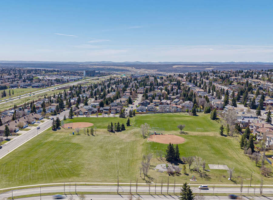 Discover the charm of this stunning property, perfectly situated in a desirable neighborhood.