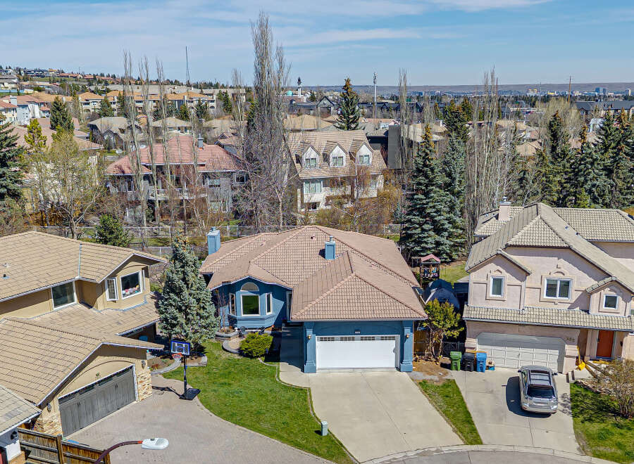 Discover this stunning property featuring a beautiful blue exterior and a well-maintained lawn.