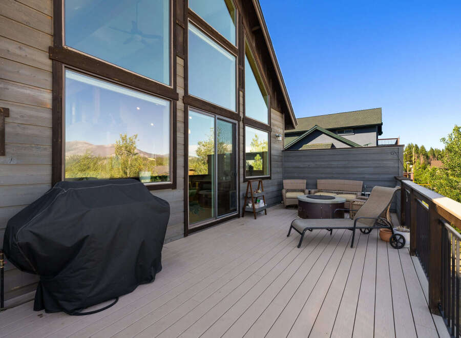 Enjoy outdoor living at its finest on this stunning deck! This property boasts a spacious deck, perfect for entertaining or relaxing.