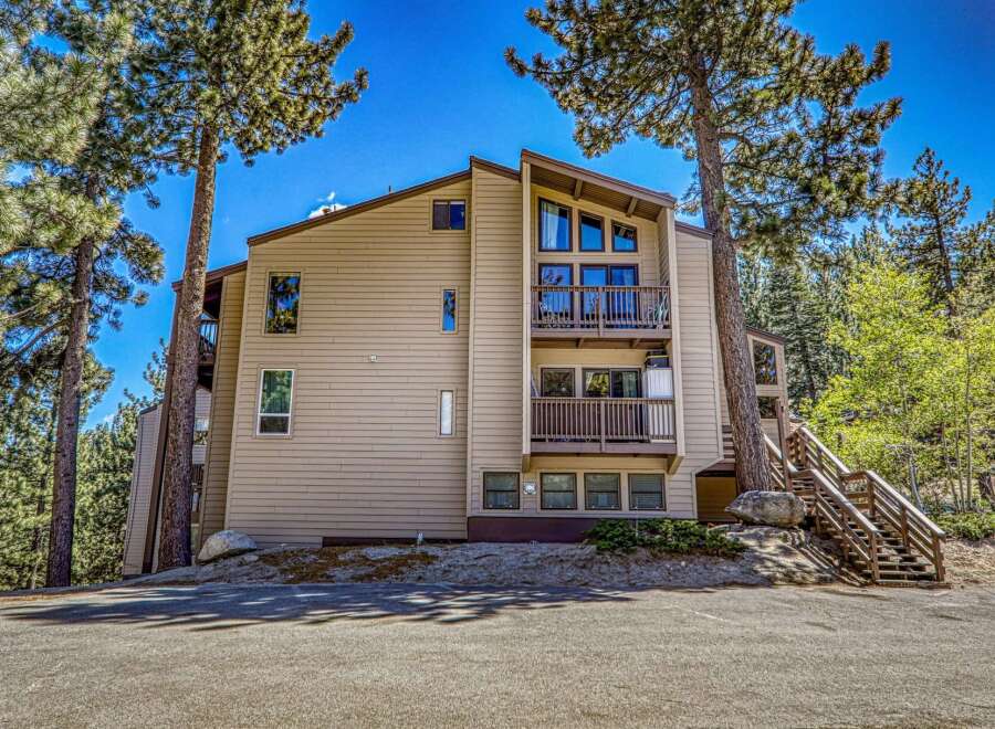 Discover your dream mountain retreat! This stunning property boasts a modern design with multiple levels, offering ample space and privacy.