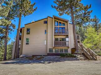 Discover your dream mountain retreat! This stunning property boasts a modern design with multiple levels, offering ample space and privacy.
