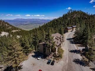 Discover a stunning mountain retreat with breathtaking views.