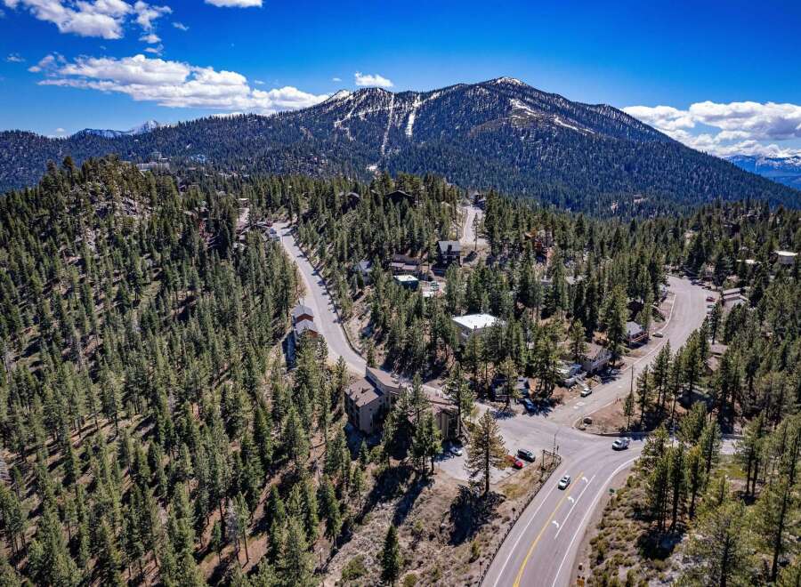 Discover your dream mountain retreat in this stunning property nestled amidst a lush forest.