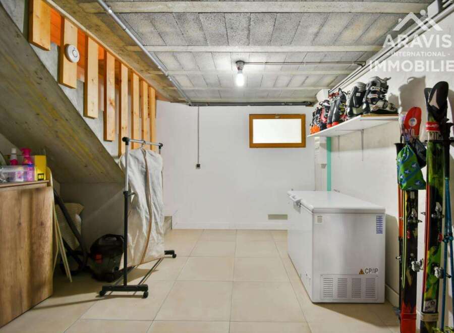 Discover this versatile property, perfect for storage or a workshop.