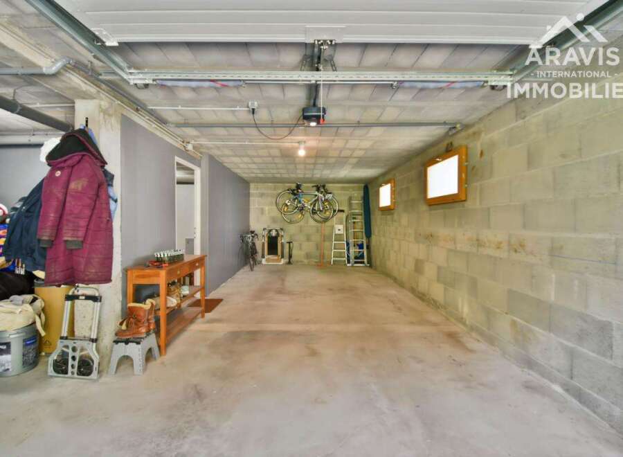 Discover this spacious garage, perfect for storage or a workshop.