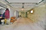 Discover this spacious garage, perfect for storage or a workshop.