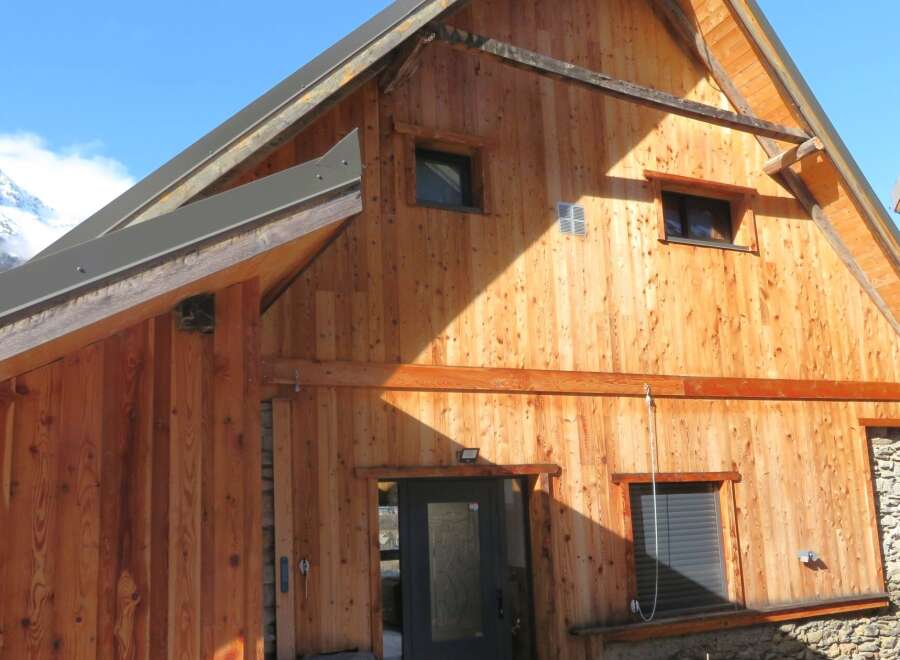 This stunning wooden cabin offers a warm and inviting atmosphere, perfect for a mountain retreat.