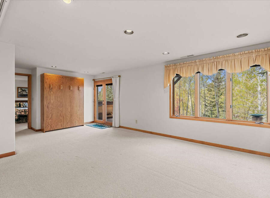 This spacious room offers a bright and airy atmosphere, perfect for relaxation or entertaining.