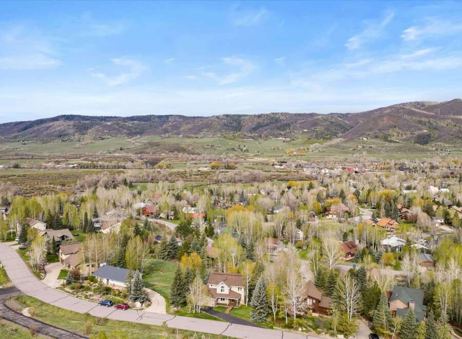 Discover the tranquility of this stunning property nestled in a picturesque mountain setting.