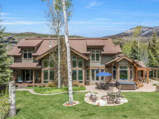 Discover luxury living in this stunning mountain home! This property boasts a spacious layout, perfect for entertaining and relaxation.
