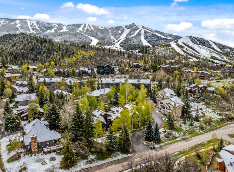 Discover a stunning mountain retreat nestled amidst breathtaking natural beauty.