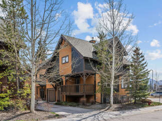 Discover the charm of this stunning property, boasting a unique architectural design and a prime location.