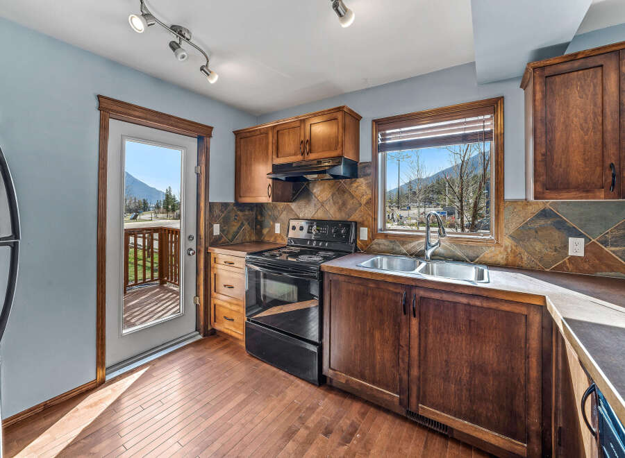 This stunning kitchen boasts a warm and inviting atmosphere, perfect for culinary creations and family gatherings.