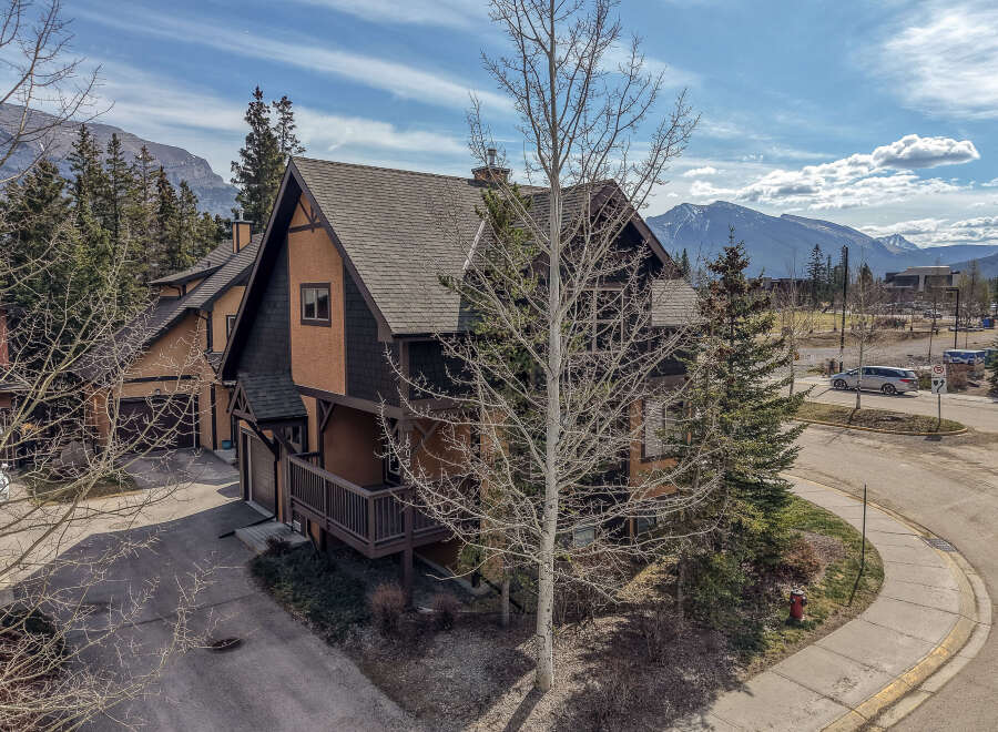 This stunning property boasts a beautiful exterior with a charming design, perfect for those seeking a luxurious living experience.