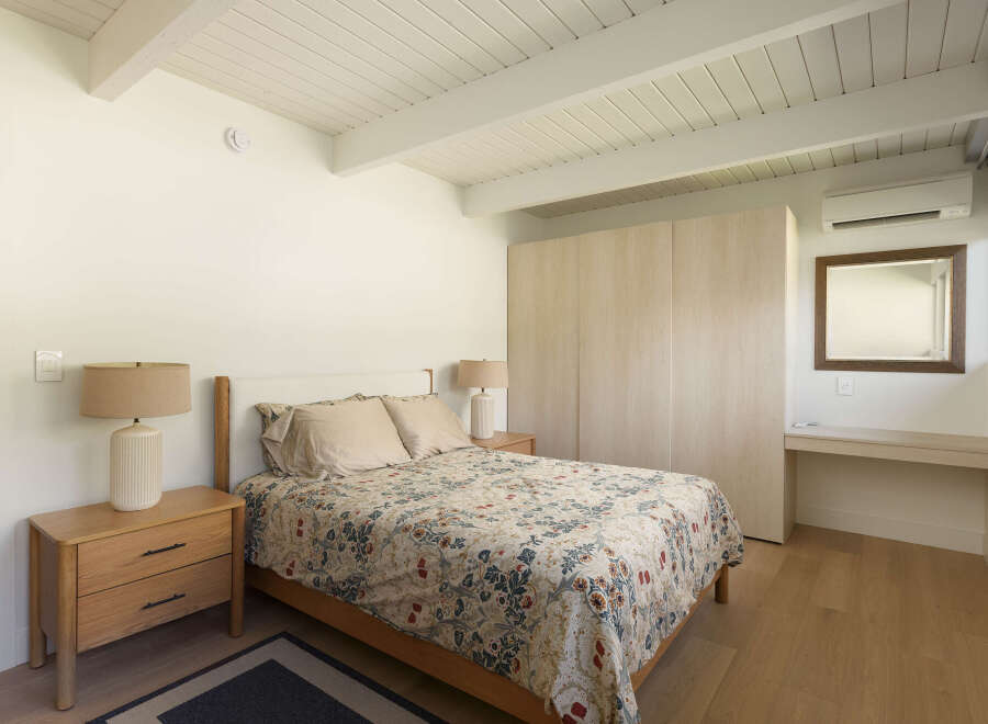 This stunning bedroom boasts a modern design with a touch of elegance.