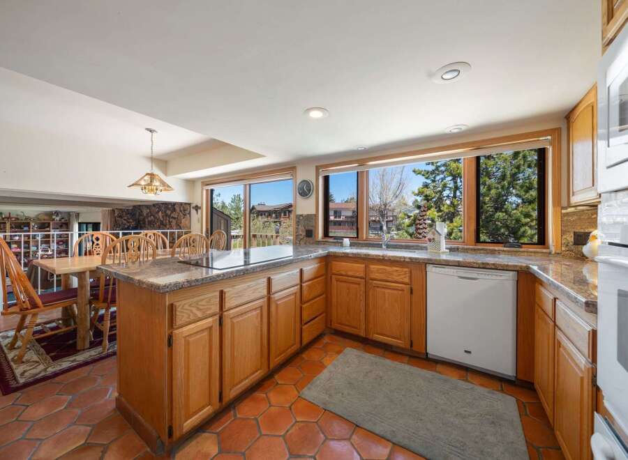 This stunning kitchen boasts a warm and inviting atmosphere, perfect for culinary creations and gatherings.