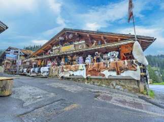 Explore this charming alpine shop, a unique property with rustic architecture and a welcoming atmosphere.