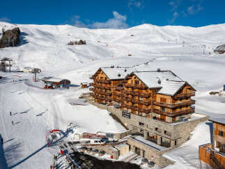 Discover the charm of this stunning ski-in/ski-out chalet, nestled in the heart of a picturesque mountain landscape.