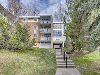 Discover the charm of this well-maintained apartment building, ideally situated in a desirable neighborhood.