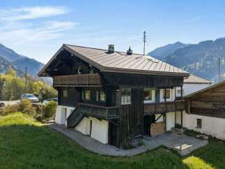 Discover the charm of this stunning chalet nestled in a picturesque mountain setting.