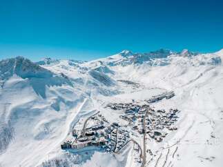 Discover the ultimate winter escape in this stunning mountain village, nestled amidst the snow-capped peaks.