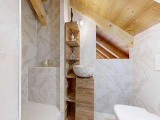 Discover the epitome of luxury in this stunning bathroom.