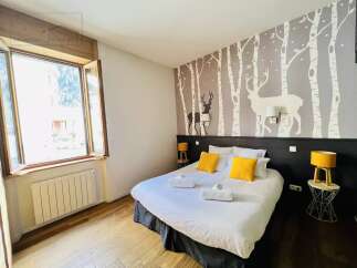 Discover this charming bedroom featuring a cozy double bed, perfect for a relaxing stay.