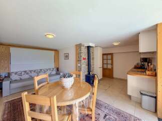 This charming property features a cozy living space with a dining area and a fully equipped kitchen.