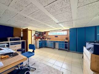 Discover a well-organized workshop space, perfect for DIY enthusiasts and hobbyists.