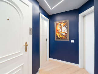 This stunning hallway showcases a modern design with a touch of elegance.