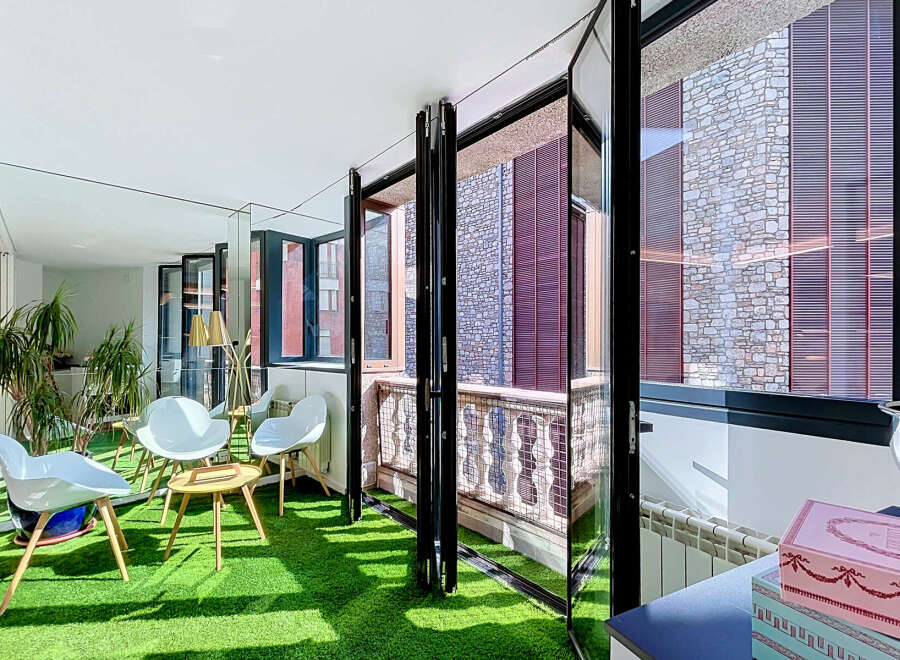 Experience modern living with this unique indoor-outdoor space, featuring artificial turf flooring and expansive folding glass doors that seamlessly connect to a charming balcony.