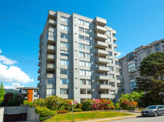 Discover urban living at its finest in this stunning high-rise building.