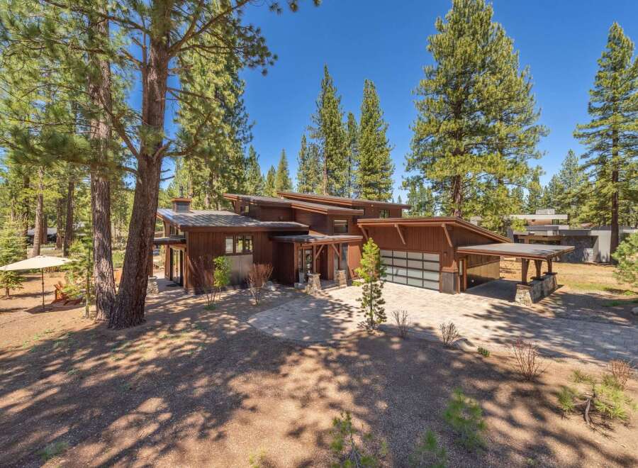 This stunning modern home offers a seamless blend of contemporary design and natural beauty.