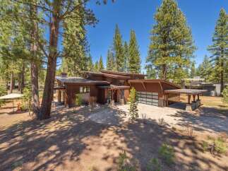 This stunning modern home offers a seamless blend of contemporary design and natural beauty.