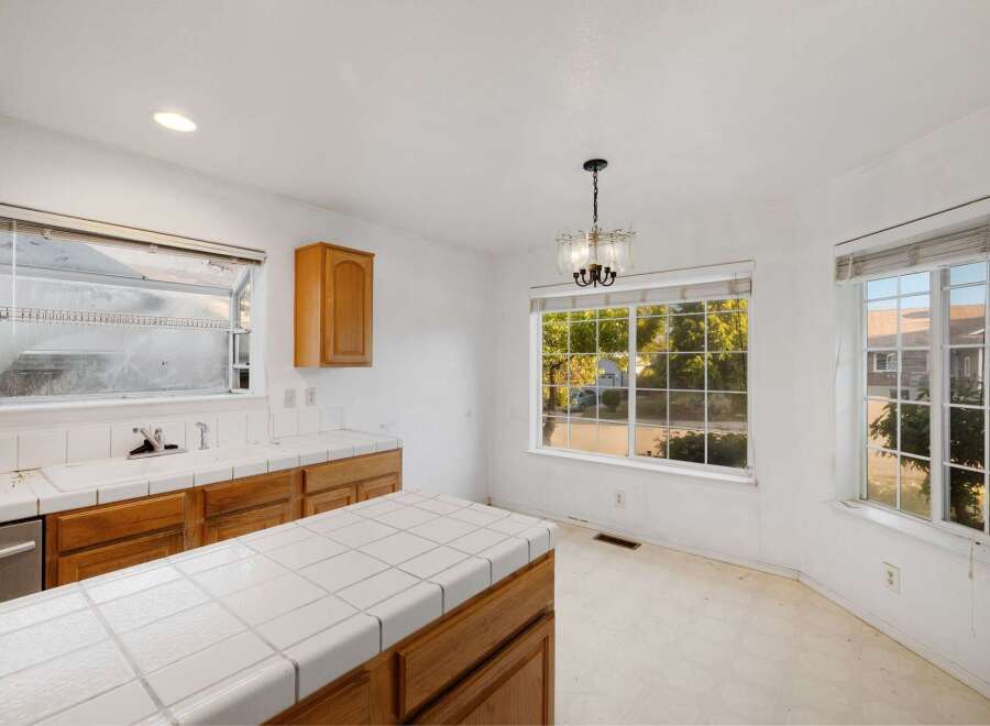 This charming kitchen boasts a bright and airy atmosphere, perfect for culinary adventures.