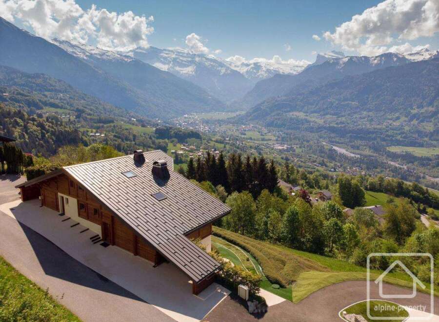 Discover your dream alpine retreat! This stunning property boasts breathtaking mountain views and a modern design.