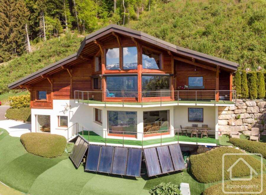 Discover a stunning chalet nestled in a picturesque mountain setting.