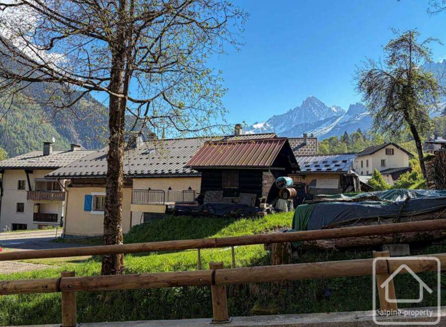 Discover the charm of this property nestled in a picturesque mountain setting.