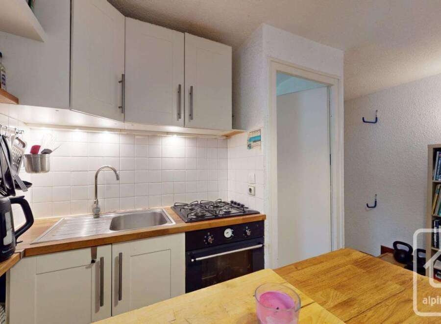 Discover this charming kitchen, perfect for culinary enthusiasts.
