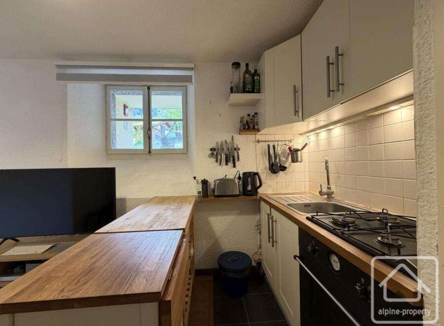Discover this charming kitchen, perfect for culinary enthusiasts.