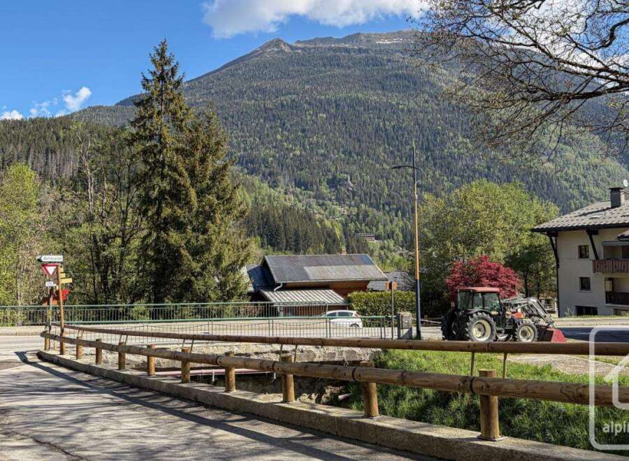 Discover a charming property nestled in a picturesque mountain setting.